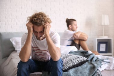 Evde kavga eden genç eşcinsel çift. LGBT kavramı