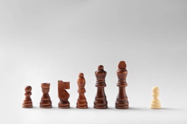 Hafif arkaplanda satranç taşları