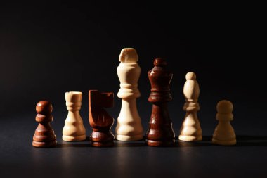 Koyu arkaplanda satranç taşları