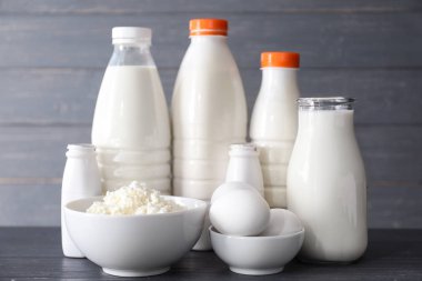 Ahşap Masa farklı süt ürünleri