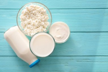 Renk ahşap masa farklı süt ürünleri