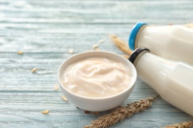 Hafif ahşap masa farklı süt ürünleri