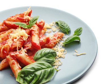 Beyaz zemin üzerine lezzetli penne makarna ile plaka