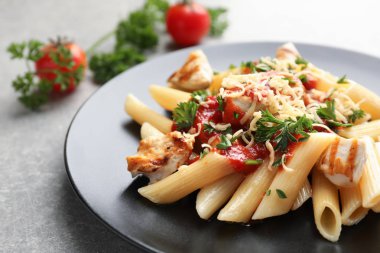 Plaka gri masada lezzetli penne makarna ile