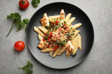 Plaka gri masada lezzetli penne makarna ile