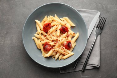Plaka gri masada lezzetli penne makarna ile