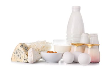 Beyaz arka plan üzerinde yumurta ile farklı süt ürünleri