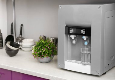 Cam mutfak masasında ile modern su soğutucu