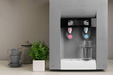 Cam mutfak masasında ile modern su soğutucu