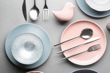 Gri arka plan üzerinde temiz sofra ayarla