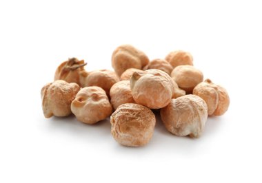 Beyaz arka plan üzerinde kuru nohut