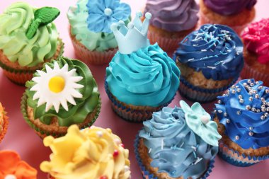 Renk arka plan üzerinde lezzetli kek