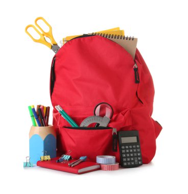Okul malzemeleri ile beyaz arka plan üzerinde sırt çantası