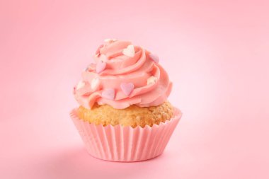 Renkli arkaplanda lezzetli bir kek