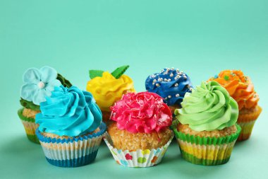 Renkli arka planda lezzetli kekler