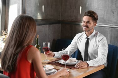 Sevgi dolu çift romantik tarihte Restoran masada oturan