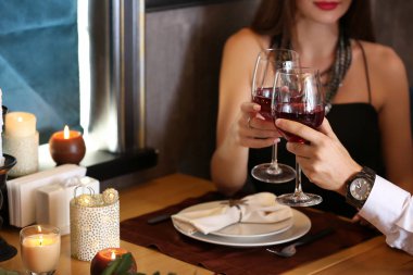 Seven çift bardak şarap Restoran ile romantik tarih