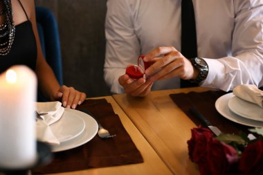 Genç adam romantik tarihte Restaurant sevgilisi için teklif