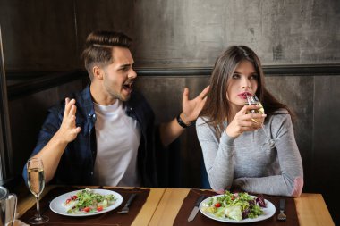 Genç çift bağımsız değişkenleri tarihte restoranda sahip.