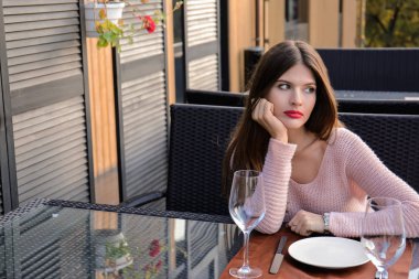 Genç kadın sevgilisi Cafe için bekliyor