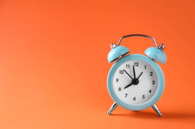 Renk arkaplanındaki alarm saati