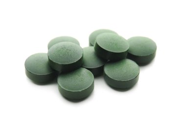 Spirulina tablet beyaz arka plan üzerinde