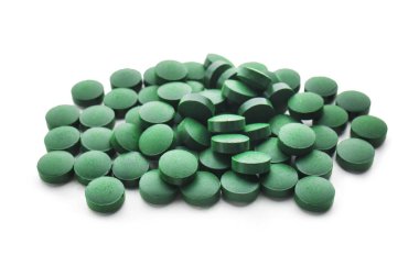 Spirulina tablet beyaz arka plan üzerinde