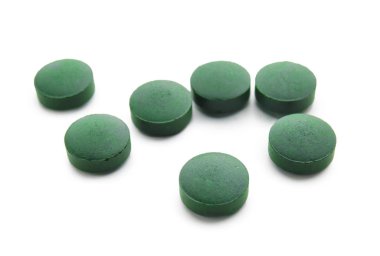 Spirulina tablet beyaz arka plan üzerinde