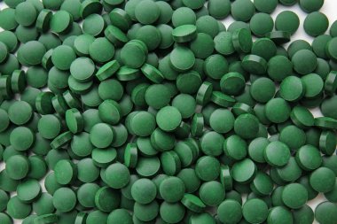 Spirulina tabletleri, üstten görünüm