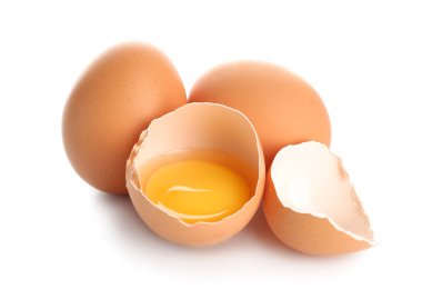 Kırık ve beyaz arka plan üzerinde bütün tavuk yumurta
