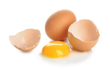 Kırık ve beyaz arka plan üzerinde bütün tavuk yumurta