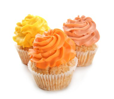 Beyaz arkaplanda renkli kekler