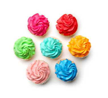 Beyaz arkaplanda renkli kekler