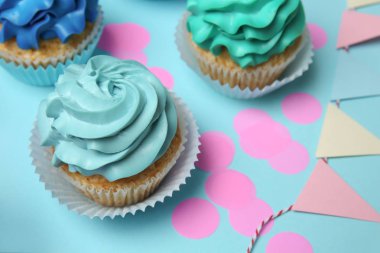 Renk arka plan üzerinde farklı top kek