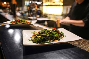 Plaka restoran tablo lezzetli taze salata ile