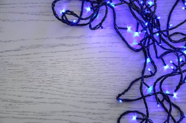 Ahşap masa parlak Noel ışıkları