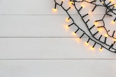 Ahşap masa parlak Noel ışıkları