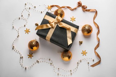 Beyaz arka plan üzerinde güzel Noel hediyesi