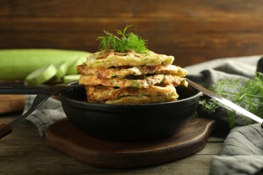 Ahşap tahta üzerinde lezzetli kabak waffle ile kızartma tavası