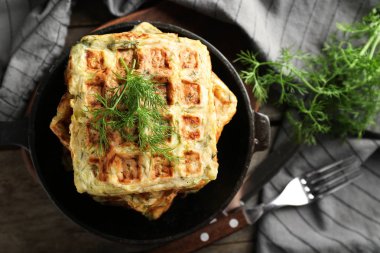 Ahşap tahta üzerinde lezzetli kabak waffle ile kızartma tavası