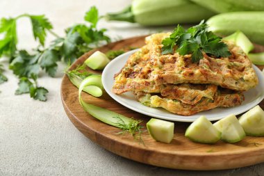 Plaka ile lezzetli kabak waffle ahşap plaka üzerinde