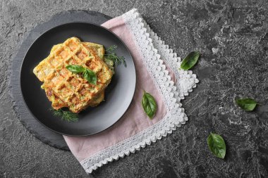 Lezzetli kabak plakalı gri masaya waffle