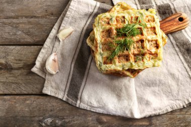 Lezzetli kabak waffle ahşap masa üzerinde yığını