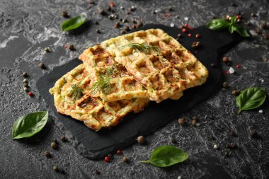 Lezzetli kabak kayrak plakalı gri masaya waffle