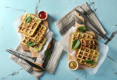 Ahşap kurulları ile lezzetli waffle ve soslar hafif masaya squash