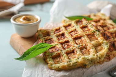 Ahşap tahta lezzetli kabak waffle ve masa lambası sosu ile
