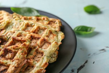 Lezzetli kabak waffle masa lambası, closeup üzerinde plaka