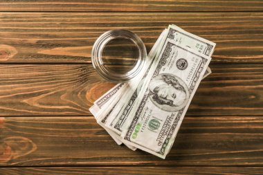 Doları Lirası ahşap masa üstünde ile taze su