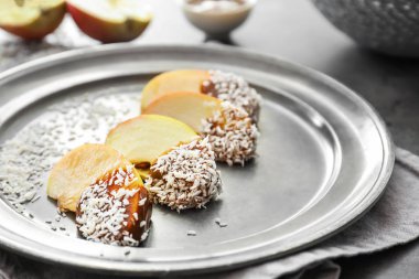 Şeker elma dilimleri metal tepsi