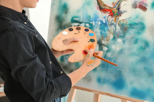 Artiste Féminine Peinture Tableau Dans Atelier — Photo